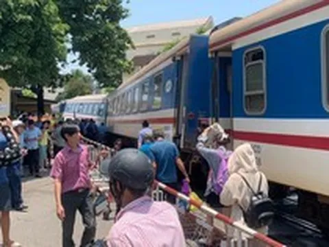 Điều cần cẩu 100 tấn xử lý sự cố tàu SE1 trật bánh tại Huế