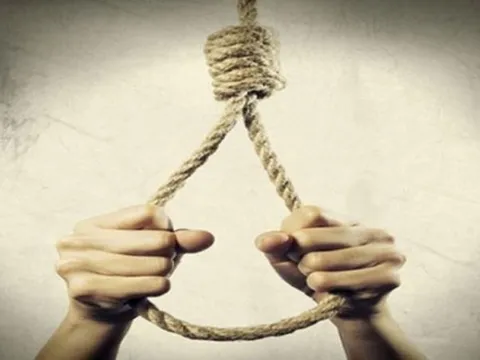 Tá hỏa phát hiện con dâu tử vong trong tư thế treo cổ ở phòng riêng