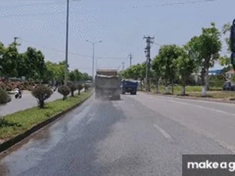 CLIP: Xe ben gây "mưa đá" mù trời trên Quốc lộ 1A Đà Nẵng