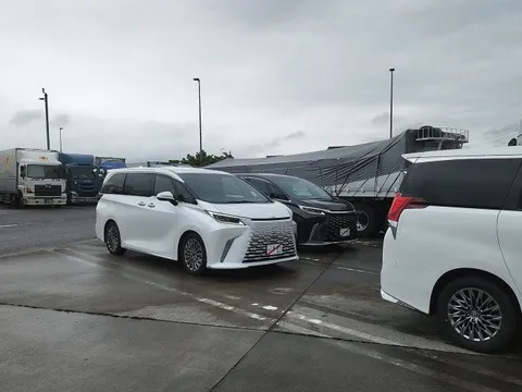 Hình ảnh thực tế Lexus LM 2023 lăn bánh trên đường cho thấy bản nhập về Việt Nam sẽ trông như thế nào