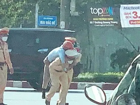 Bác sĩ cảnh báo tình trạng sốc nhiệt ngất xỉu dưới nắng nóng