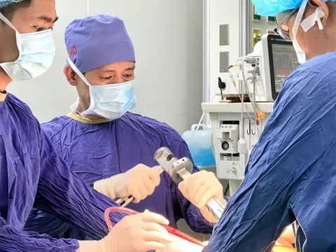 Phẫu thuật thay khớp háng toàn phần cho nữ bệnh nhân bị tàn phế