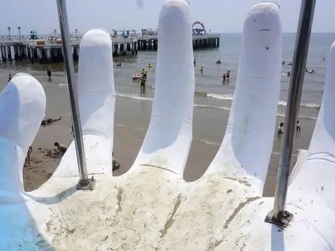 Thanh Hóa: Bàn tay "vấy bẩn" trên bãi biển Hải Tiến