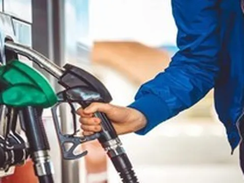 Giá xăng giảm mạnh 1.300 đồng/lít, RON 95 còn từ 22.300 đồng/lít
