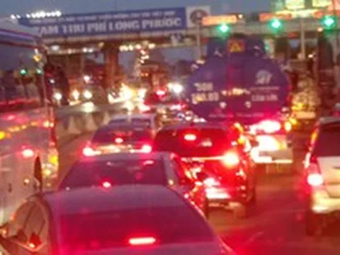 Trạm thu phí không hoạt động, đường cao tốc TP HCM - Long Thành - Dầu Giây ùn tắc nghiêm trọng