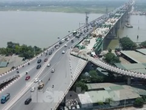 Dỡ rào 'chiếm dụng' đường tại công trường cầu Vĩnh Tuy 2