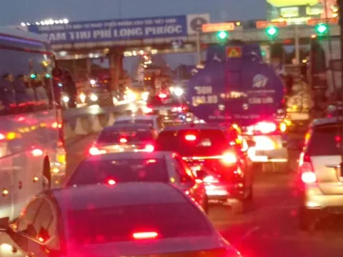 Trạm thu phí "tê liệt", đường cao tốc TP HCM - Long Thành - Dầu Giây ùn tắc nghiêm trọng