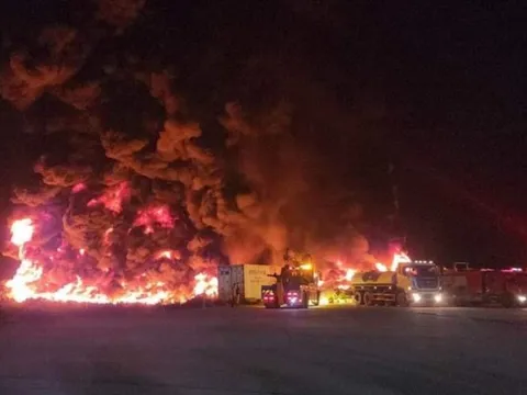 Hơn 2 triệu phao xốp ở cảng Cái Rồng bốc cháy