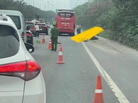 Va chạm với xe khách, cô gái trẻ đi xe máy tử vong