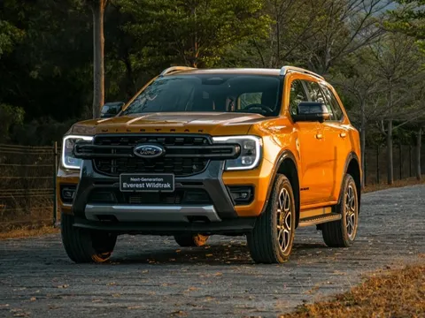 Ford Everest Wildtrak vừa mở bán đã giảm giá còn hơn 1,45 tỷ đồng, quyết giành khách của Fortuner, Santa Fe