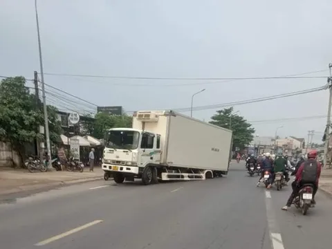 CLIP: Ớn lạnh xe tải đang chạy trên đường bất ngờ rơi 2 bánh