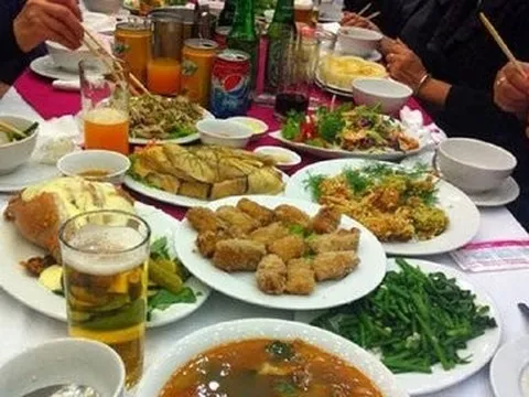 Xác minh vụ hàng chục người nhập viện sau tiệc đám cưới