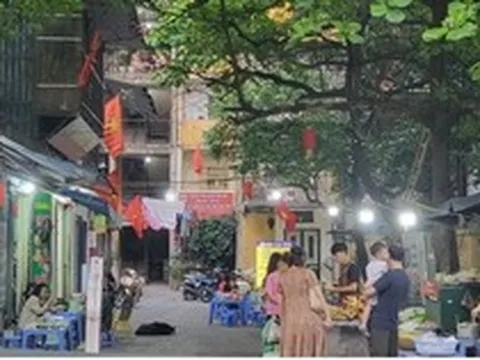 Hàng quán thi nhau chiếm vỉa hè, lòng đường bất chấp lệnh cấm