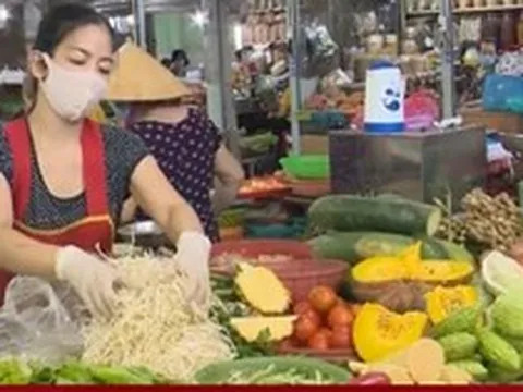 Điện tăng giá, người dân lo ngại hàng hóa thiết yếu 'tát nước theo mưa'