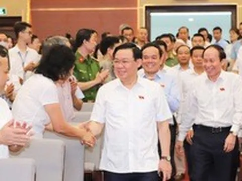 Chủ tịch Quốc hội Vương Đình Huệ tiếp xúc cử tri tại Hải Phòng