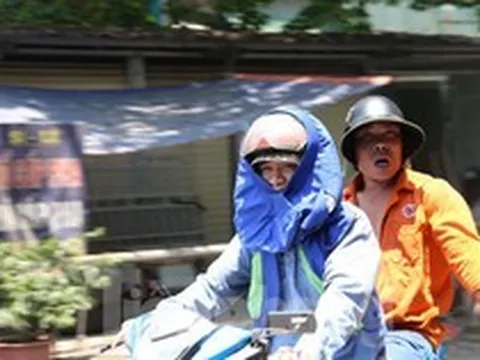 Người dân gồng mình giữa ‘chảo lửa’ bỏng rát 42 độ C