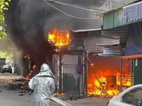 Hà Nội: Bãi trông xe tự phát bốc cháy ngùn ngụt, 5 ô tô bị cháy