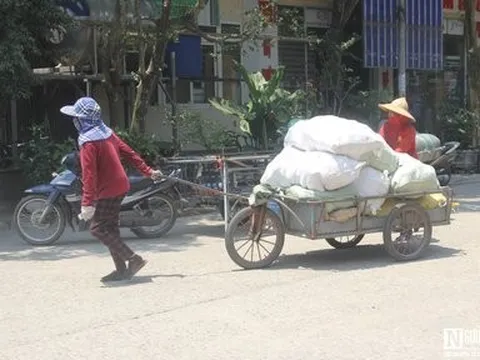 Người dân quay quắt mưu sinh dưới cái nắng trên 40 độ C