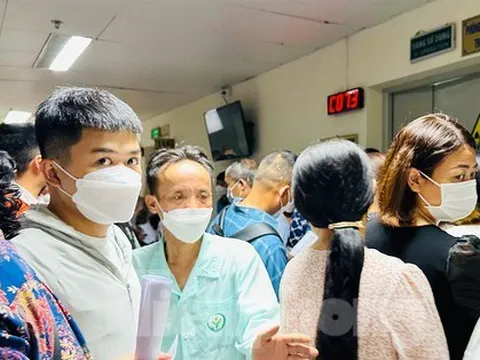 Bệnh viện đông nghịt người xếp hàng chờ khám trong ngày hè nóng 37 độ