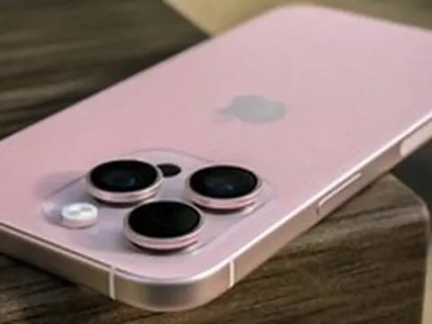 Xuất hiện hình ảnh iPhone 15 Pro Max màu hồng, đẹp lấn át iPhone 14 Pro Max tím