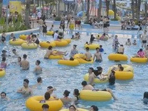 Hà Nội: Công viên nước Hồ Tây đông nghịt người ngày nắng nóng 40 độ C