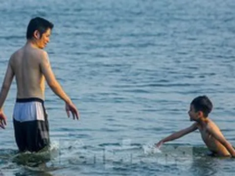 Nắng nóng oi bức, người Hà Nội 'biến' hồ Tây thành bể bơi giải nhiệt bất chấp lệnh cấm