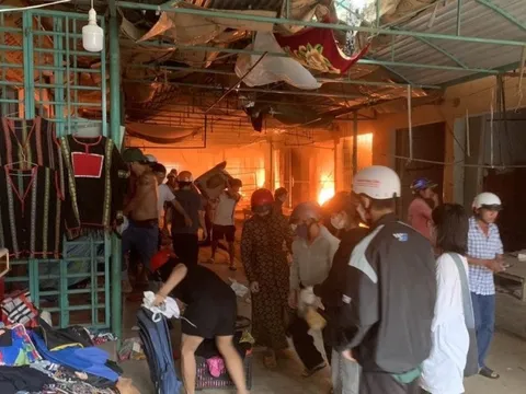 Đắk Lắk: Chợ trung tâm huyện biên giới bốc cháy dữ dội