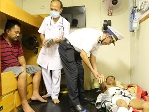 Đưa 2 ngư dân tỉnh Bình Thuận, Quảng Ngãi bị bệnh về đất liền điều trị