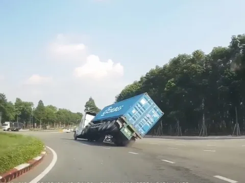 CLIP: Xe container lật ngay vòng xoay, người đi đường khiếp vía
