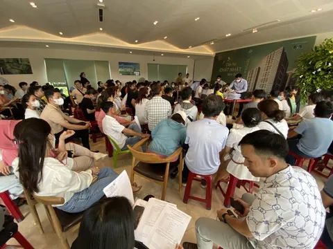 Đà Nẵng: Xếp hàng từ mờ sáng để nộp hồ sơ mua nhà ở xã hội