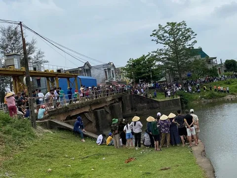 Cả trăm người xem tìm người đàn ông rơi xuống cống mất tích