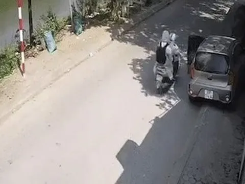 Hà Nội: Mở cửa xe ô tô bất cẩn khiến một phụ nữ bị xe khác cán tử vong