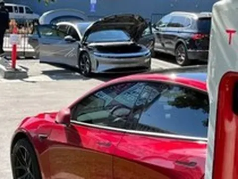 ‘Cao thủ không bằng tranh thủ’ – một hãng EV đem xe điện xịn nhất của mình trưng bày ở trạm sạc Tesla mời lái thử nhưng phản ứng của chủ xe Tesla mới là thứ khiến người ta ‘mắt tròn mắt dẹt’