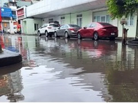 Nhiều tuyến phố ở Hà Nội lại ngập sau cơn mưa lớn đầu mùa