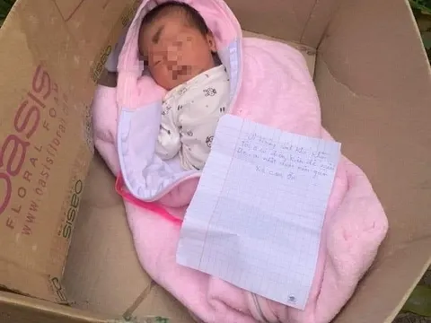 Phát hiện bé sơ sinh bị bỏ rơi, chính quyền phát thông báo yêu cầu cha mẹ đến nhận