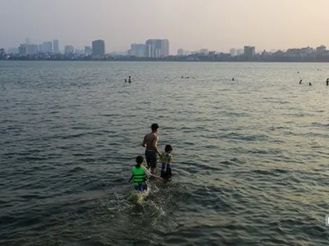 Nắng nóng gay gắt, người dân đổ ra hồ Tây giải nhiệt