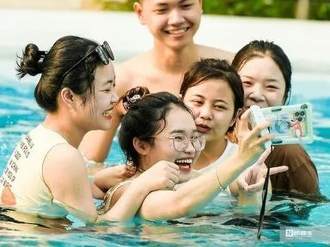 Hàng nghìn người đổ xô về công viên nước Hồ Tây “giải nhiệt”