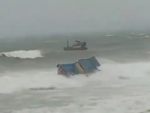 3 người mất tích trong mưa lớn, dông lốc