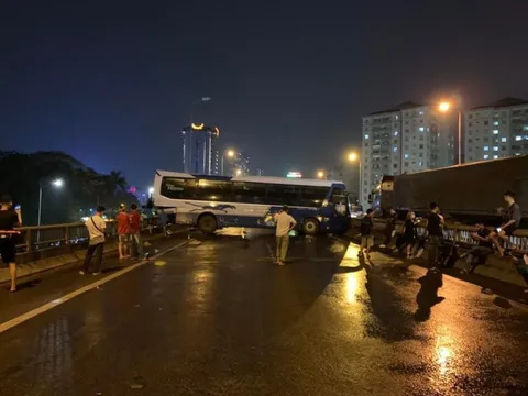 Xe khách chở hàng chục hành khách gặp tai nạn, nằm vắt vẻo ở đường trên cao