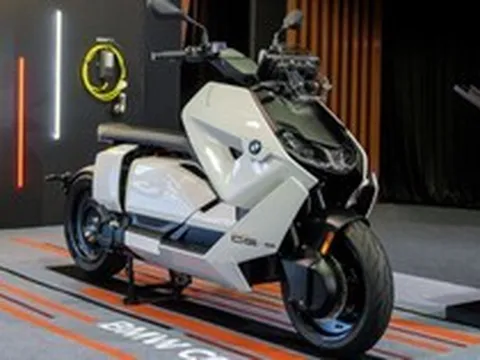 Xe máy điện gây "sốt" với thiết kế cực "ngầu", tốc độ tối đa 120km/h, ngập công nghệ