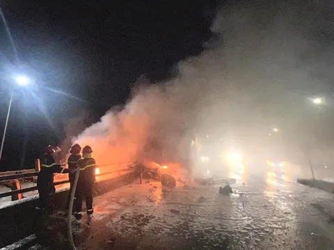 Xe đầu kéo chở vật tư thú y bốc cháy dữ dội