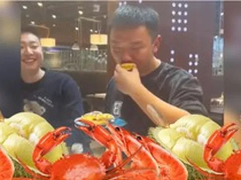 Một nhóm khách 7 người ăn suất buffet 550k/người nhưng 'xử đẹp' 300 con cua, 50 quả sầu riêng cùng vô số tôm, cá hồi,... khiến chủ quán 'khóc thét'