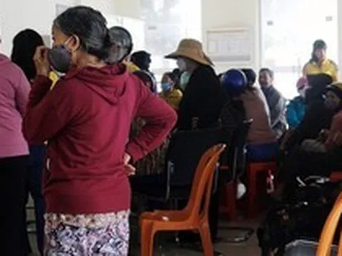 Người dân ồ ạt rút tiền gửi tiết kiệm tại một bưu điện huyện ở Quảng Bình