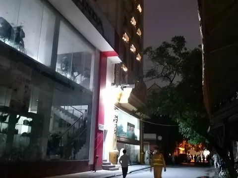 Bé gái nghi rơi từ tầng cao xuống đất tử vong