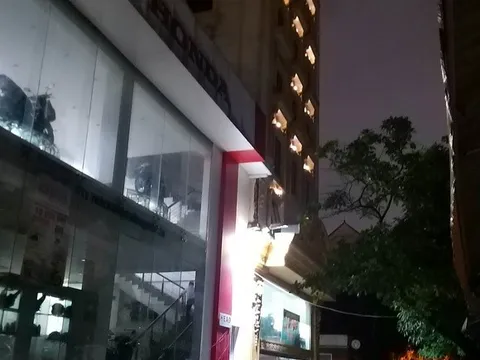 Rơi từ tầng 10 xuống đất, bé gái 5 tuổi tử vong