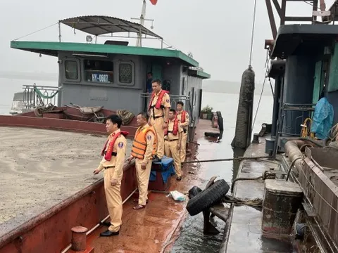 Bắt quả tang tàu hút cát trái phép trên sông Hồng