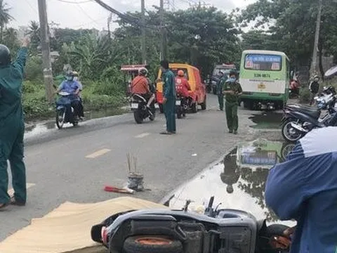 Tránh vũng nước trên đường, người phụ nữ bị xe buýt tông tử vong