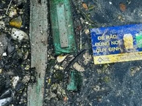 Kênh, mương nước ô nhiễm lộ thiên giữa lòng Hà Nội: Ngập ngụa rác, nước thải đen ngòm