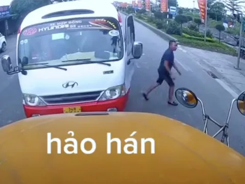 Clip TNGT: Khó hiểu với tài xế xe khách lấn làn, chặn đầu công-ten-nơ rồi xuống xe bỏ đi