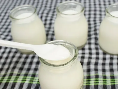 Từ vụ hơn 70 học sinh mầm non nghi bị ngộ độc: Sữa chua tự làm tiềm ẩn nguy cơ gì?